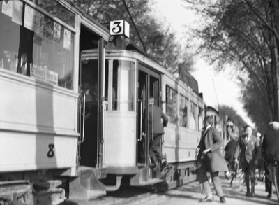 86380 Afbeelding van een reeks electrische trams van het G.E.T.U op de Amsterdamsestraatweg te Zuilen (ter hoogte van ...